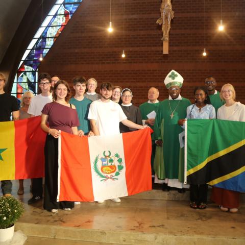 Generalvikar Georg Kestel verabschiedete in einem Entsendegottesdienst in Bamberg, St. Josef die Weltfreiwilligen in den Senegal, nach Tansania, Peru und Indien.