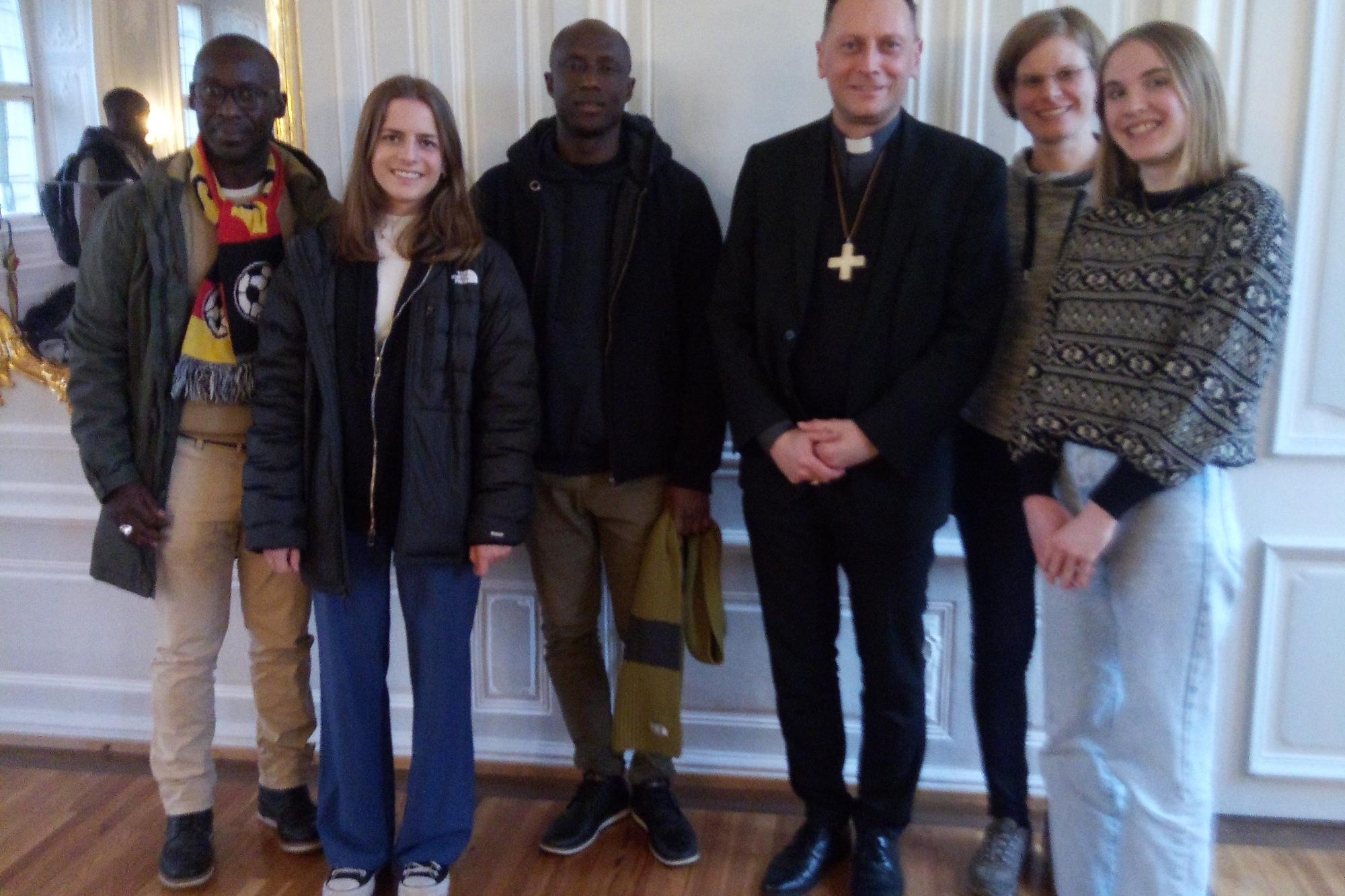 v.r.: Mentor Ferdinand Ndoye, Freiwillige Johanna Schmitt, Mentor Abbé Ousario Gomis, Weihbischof Herwig Gössl, WFD-Referentin Kathrin Diop, Freiwillige Lisa Thümmler