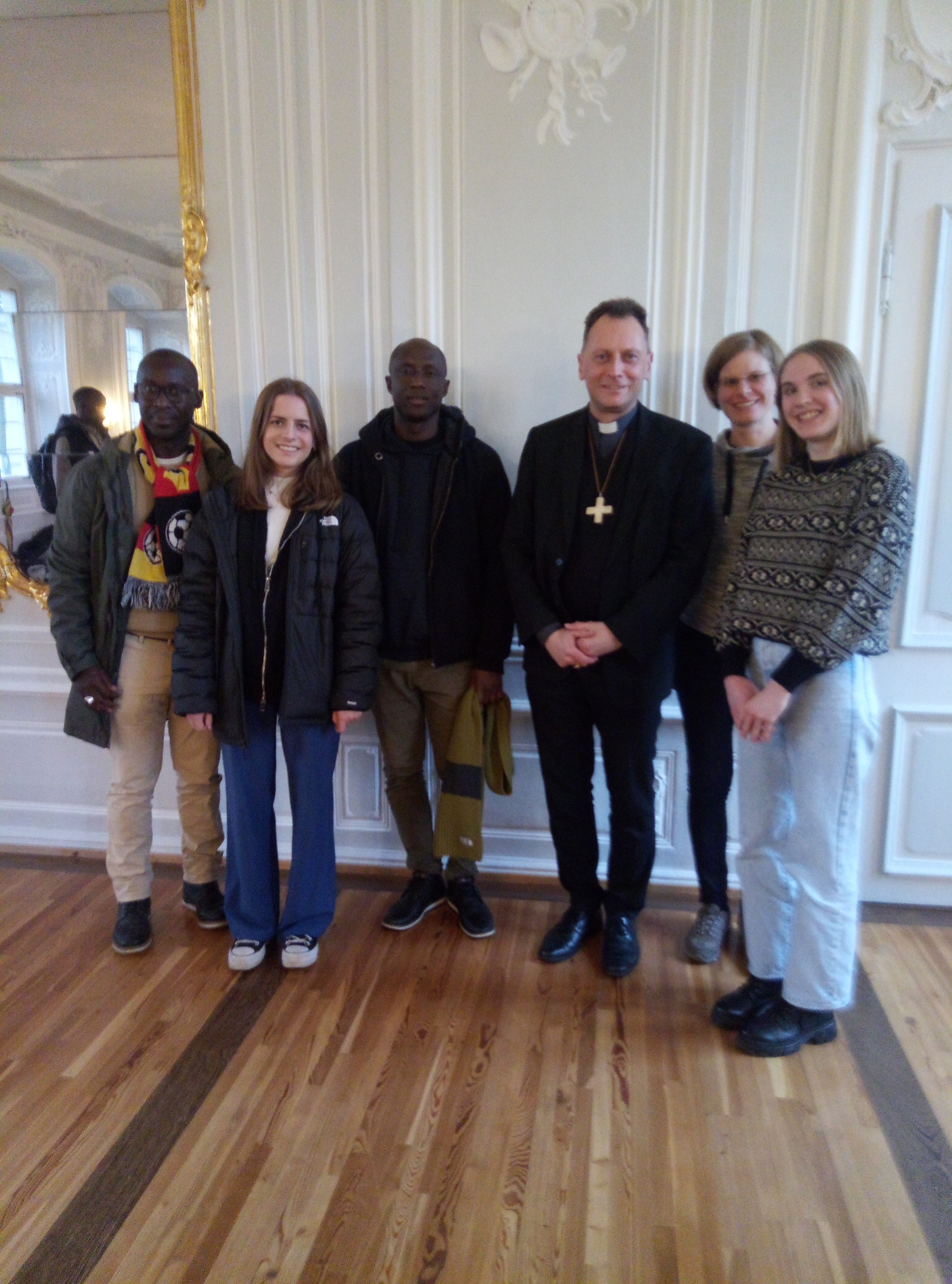 v.r.: Mentor Ferdinand Ndoye, Freiwillige Johanna Schmitt, Mentor Abbé Ousario Gomis, Weihbischof Herwig Gössl, WFD-Referentin Kathrin Diop, Freiwillige Lisa Thümmler