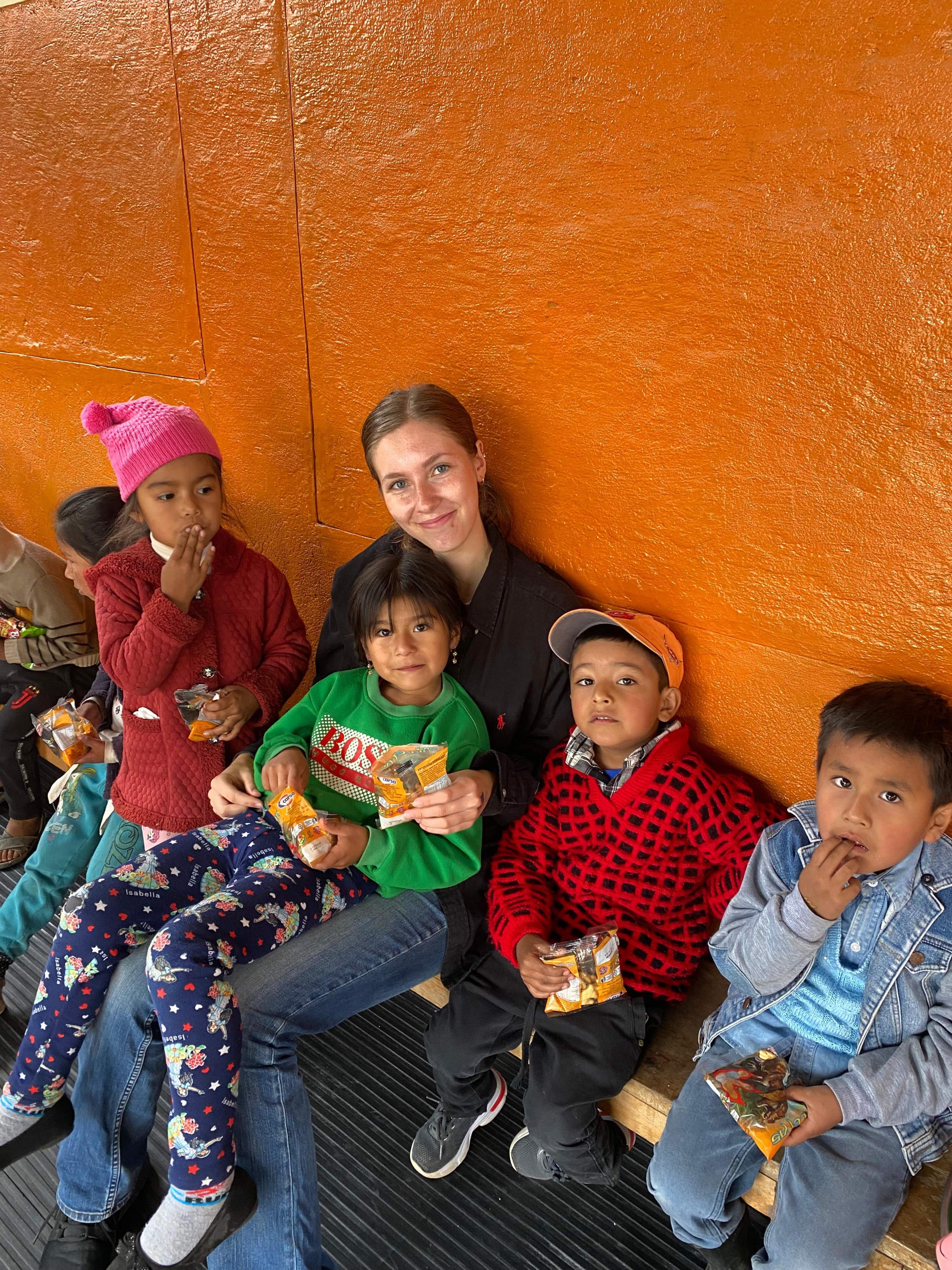 Freiwillige mit den Kindern